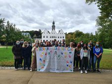 Gruppenbild vorm Herrenhaus des Klosters