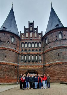 Gruppenbild vor dem Holstentor in Lübeck